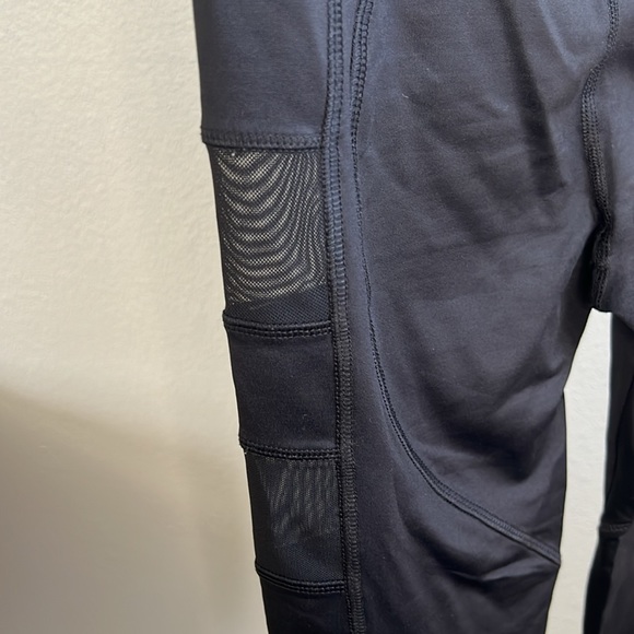 Forever 21 women’s long leggings black with mesh panels on sides - Picture 7 of 8